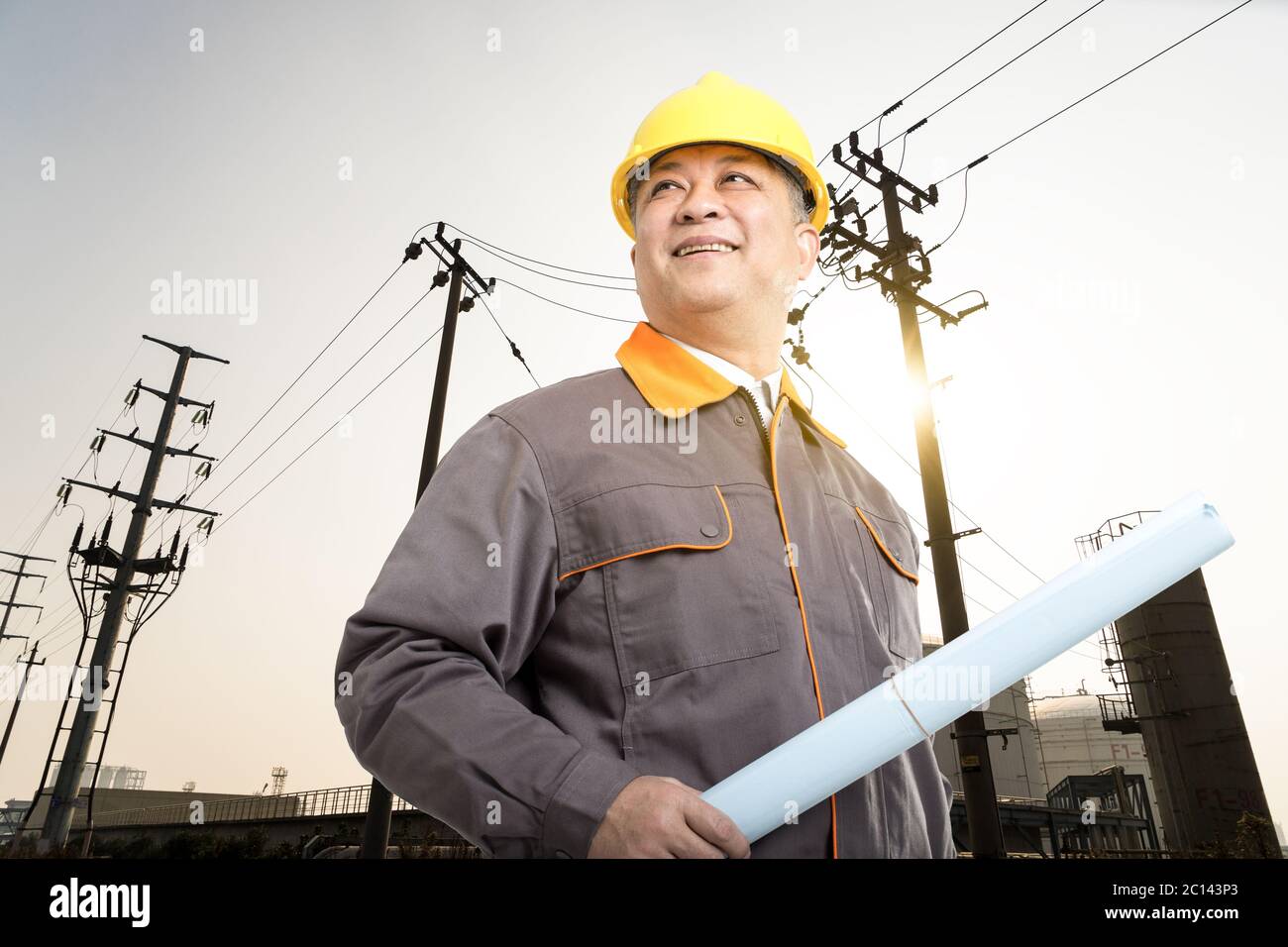 L'homme chinois ancien ingénieur dans l'usine de raffinerie de pétrole Banque D'Images