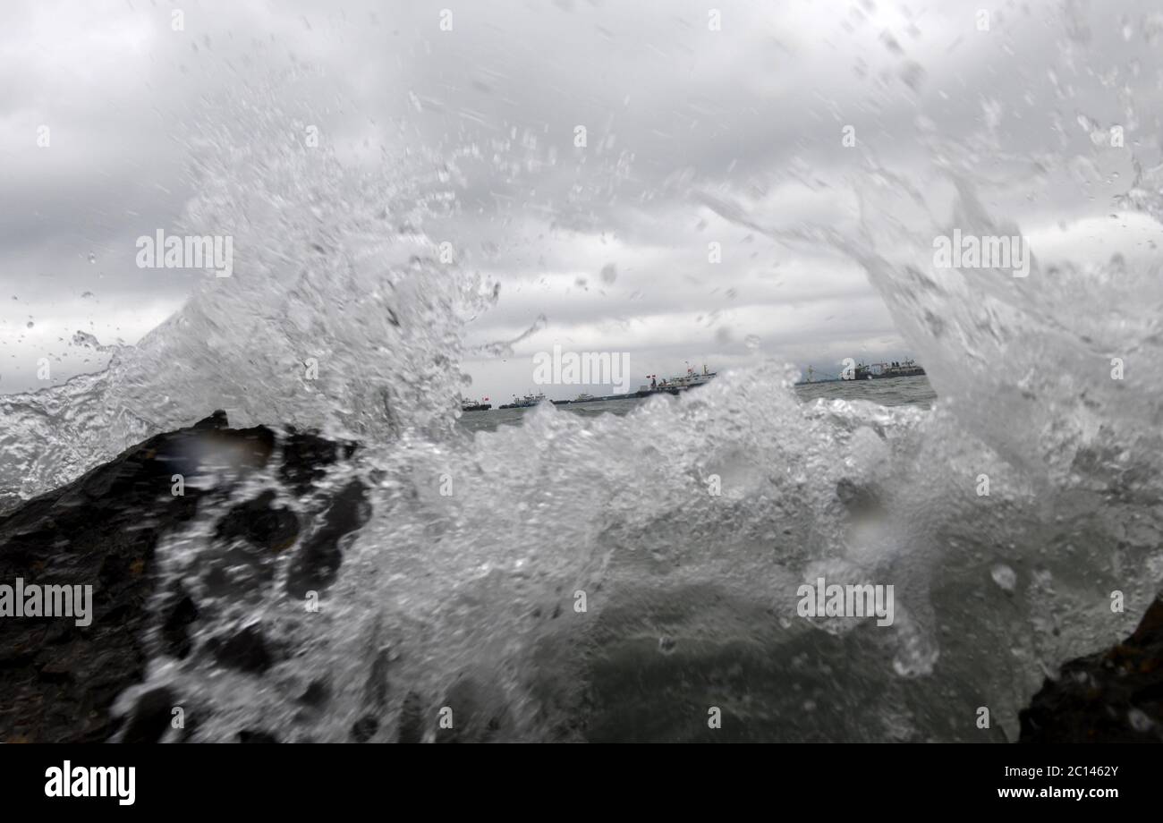 Guangzhou, province chinoise de Guangdong. 14 juin 2020. Les vagues ont frappé sur la digue de mer alors que le typhon Nuri tombe sur l'île de grêle à Yangjiang, dans la province de Guangdong, au sud de la Chine, le 14 juin 2020. Nuri, le deuxième typhon de cette année, a fait son entrée à Yangjiang à 8 h 50 (0050 GMT) dimanche. Crédit: Lu Hanxin/Xinhua/Alamy Live News Banque D'Images
