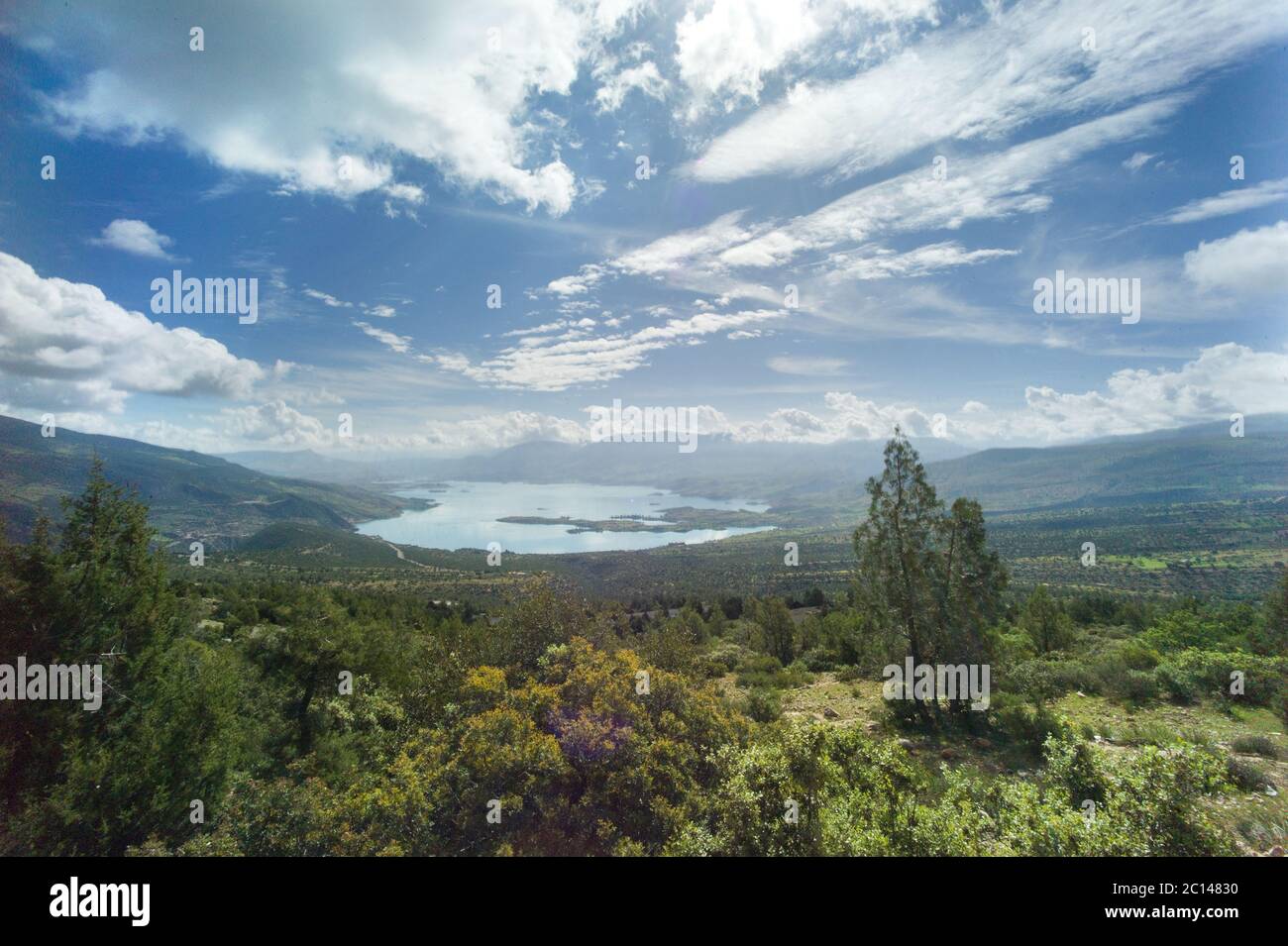 Belle vue sur le lac artificiel de Bin el Oiudane dans la province d'Azilal, Béni Mellal-Khénifra, Maroc Banque D'Images