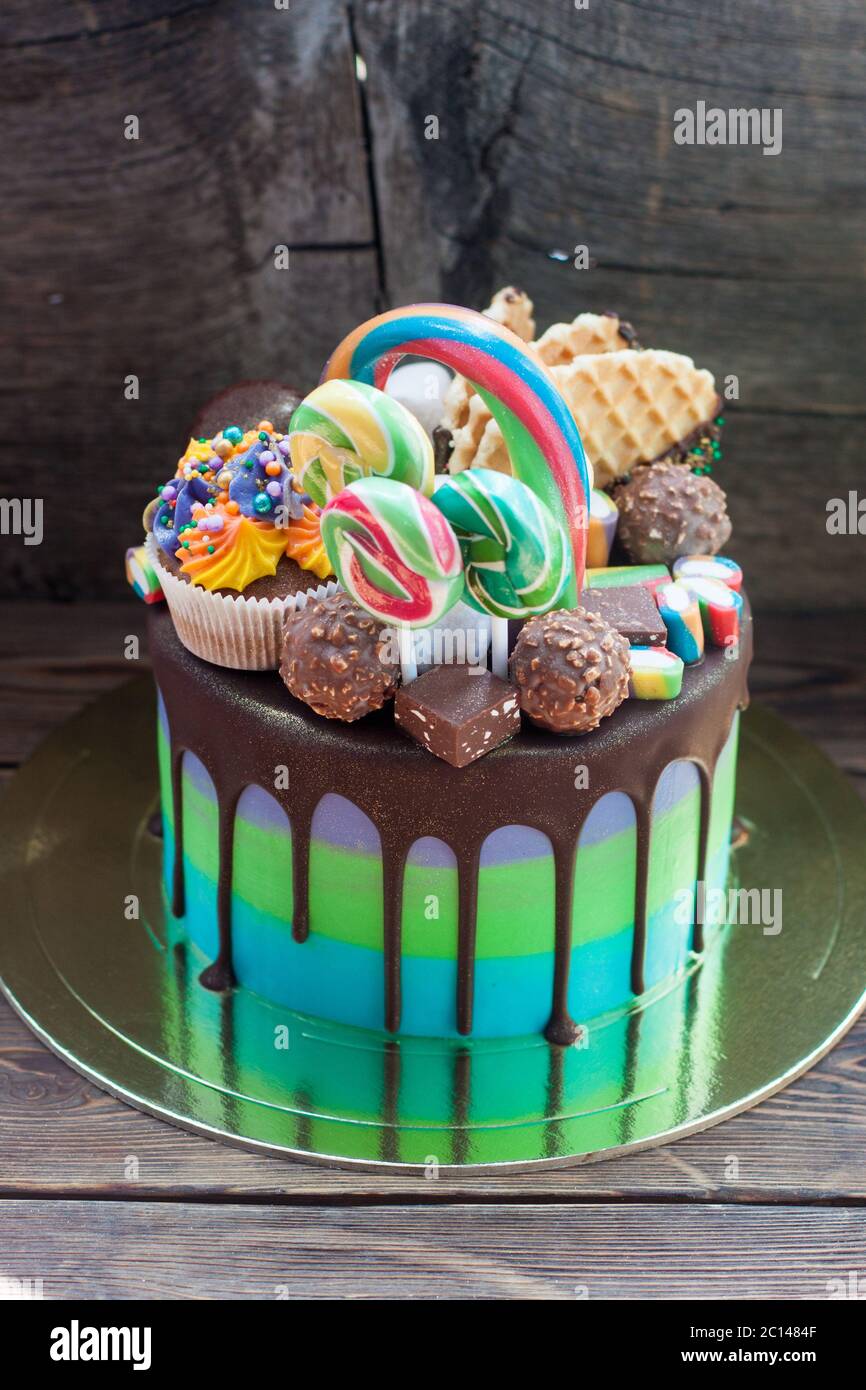 Gâteau Bleu Avec La Petite Boule Douce De Colorfull . Décoration Pour Le  Beurre Et L'argent Du Bekery. Le Gâteau De Colorfull Saut Photo stock -  Image du décoration, dessert: 170016538