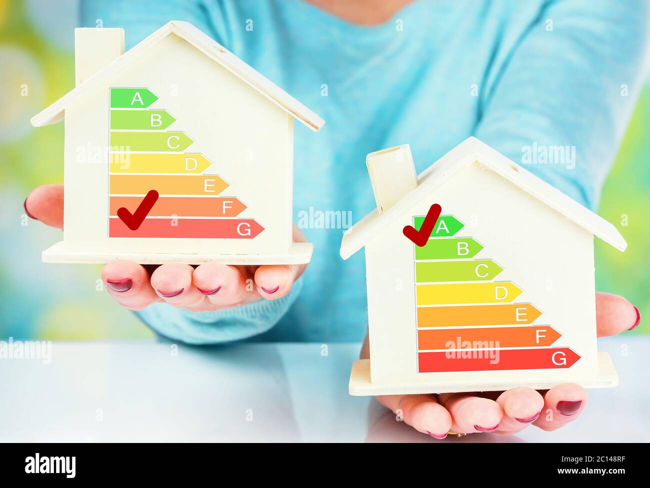 Comparaison concept house et maison basse consommation avec cote d'efficacité énergétique Banque D'Images