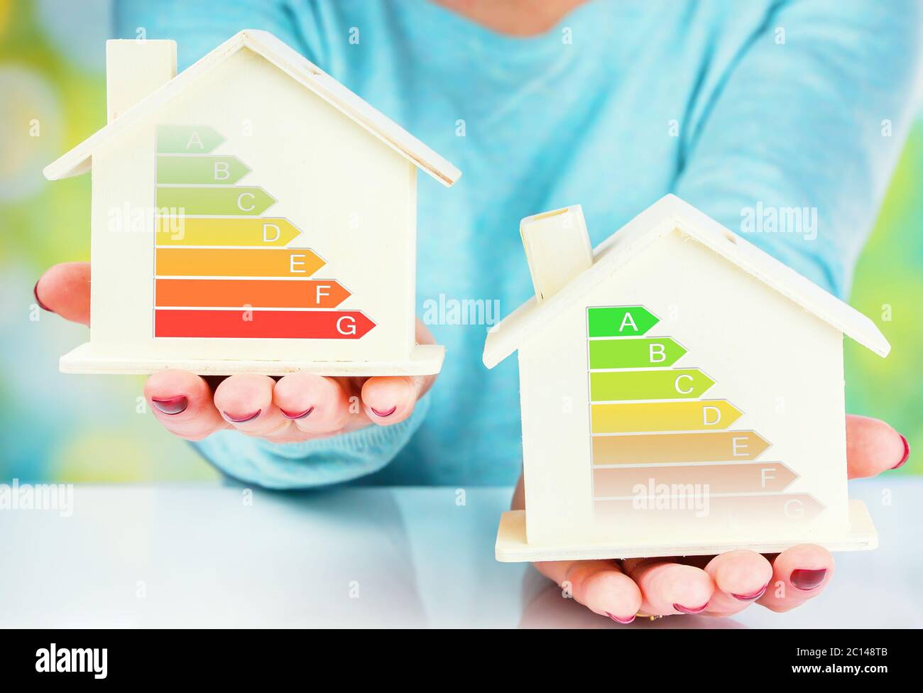 Comparaison concept house et maison basse consommation avec cote d'efficacité énergétique Banque D'Images
