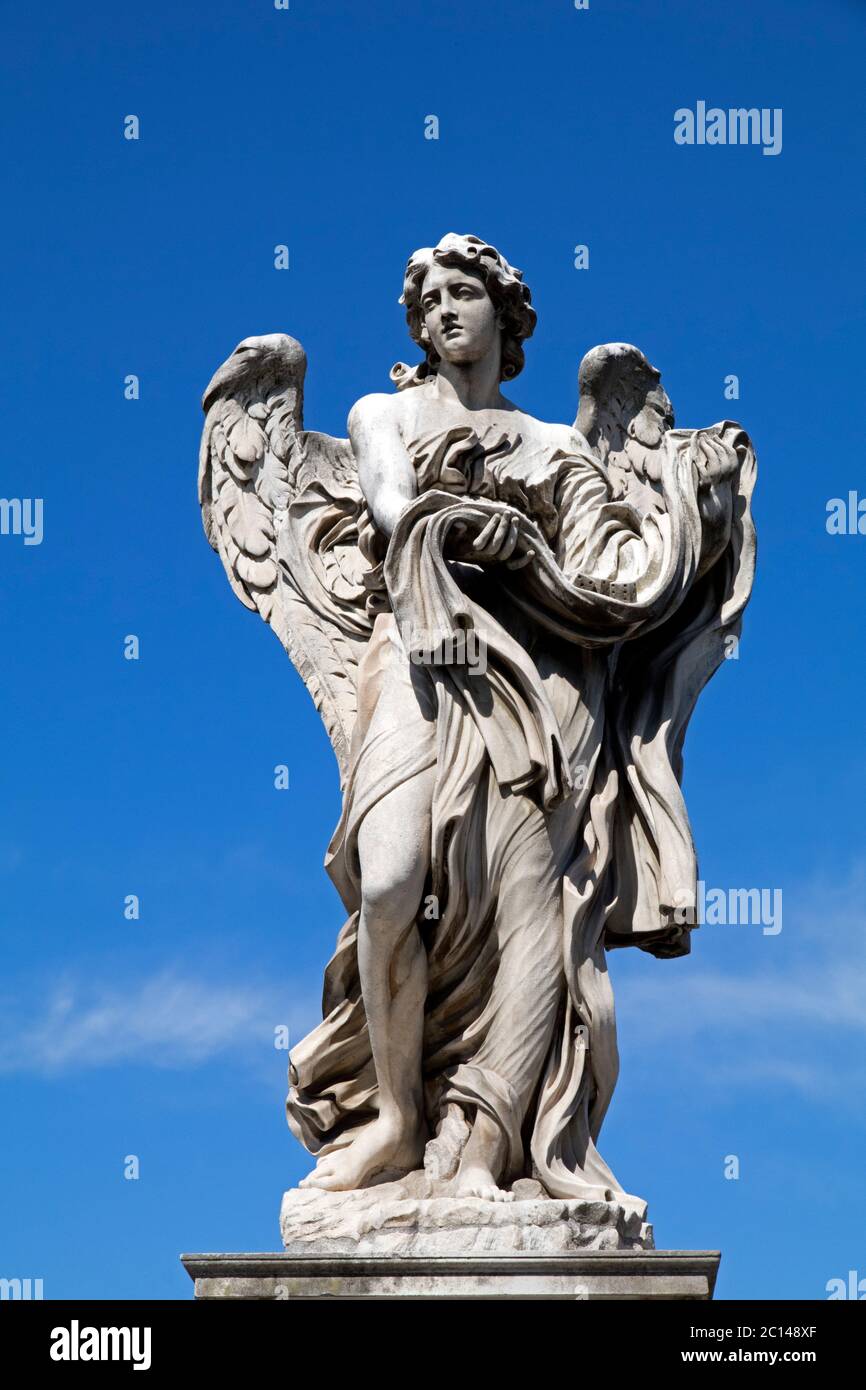 Statue de l'Ange avec le vêtement et les dés sur le Ponte Sant'Angelo à Rome, Italie Banque D'Images