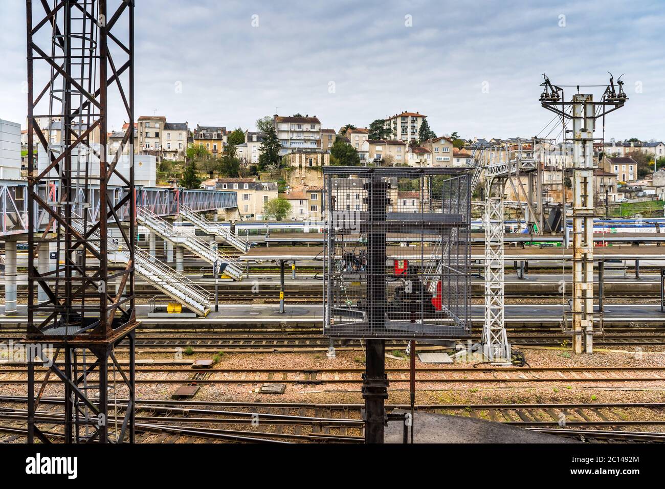 Vue aérienne des quais, voies et équipements de la gare - Poitiers, Vienne, France. Banque D'Images