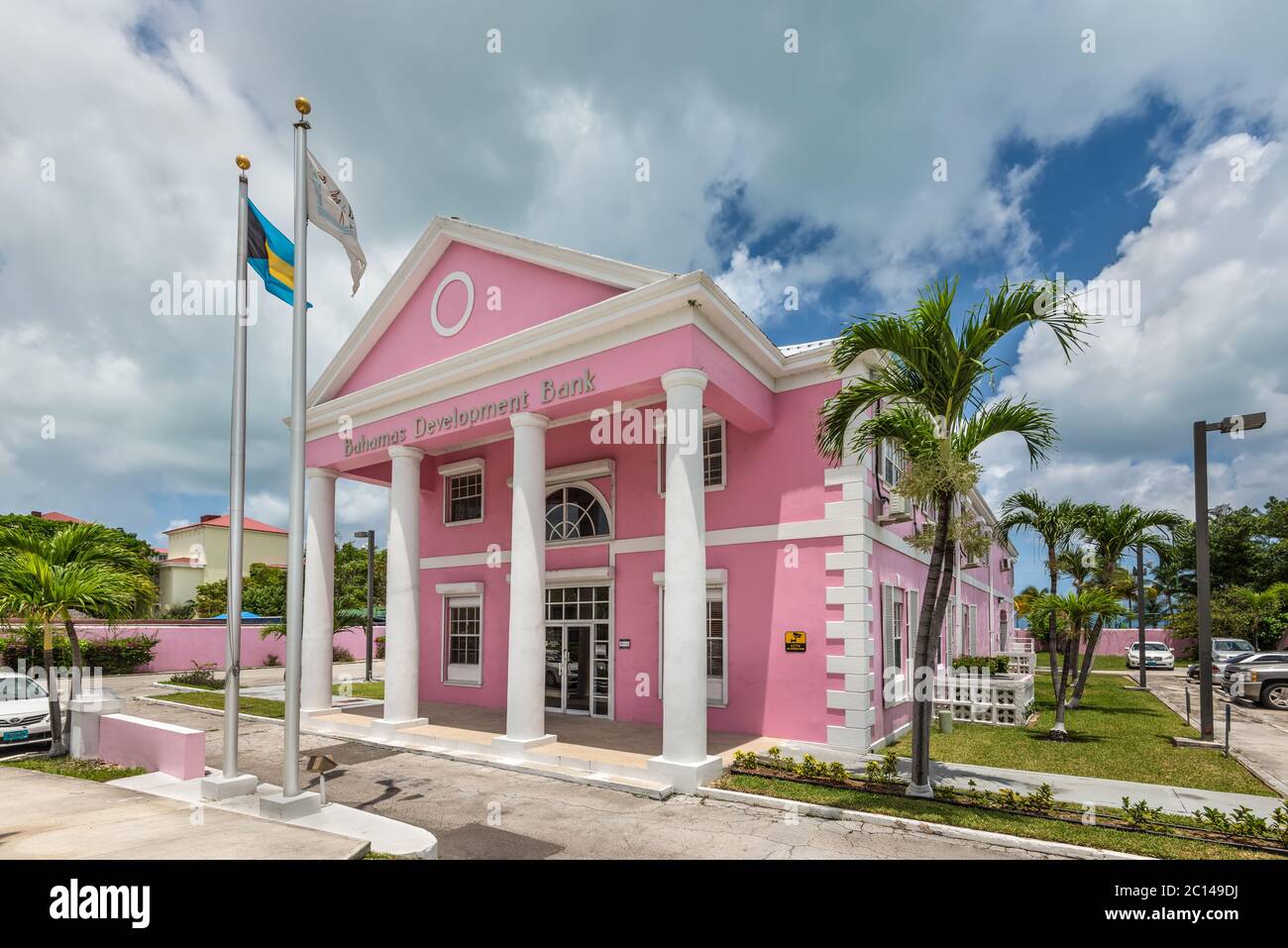 Nassau, Bahamas - 3 mai 2019 : bâtiment rose de la banque de développement des Bahamas à Nassau. La banque de développement des Bahamas, une institution publique à part entière Banque D'Images