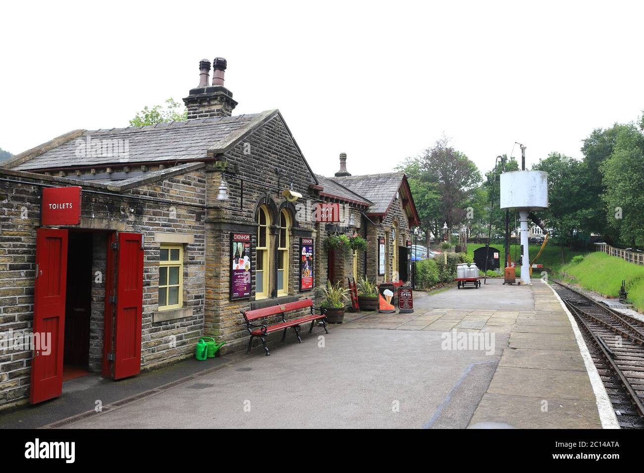 La vue le long de la plate-forme de la gare d'Oxenhope sur le Keighley et le chemin de fer de la vallée de la Worth dans le nord de l'Angleterre. Banque D'Images