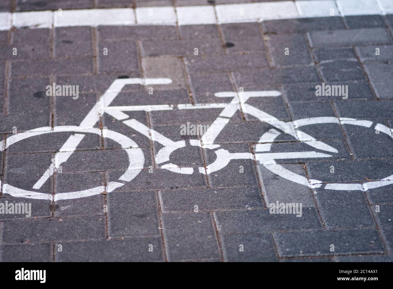 Panneau de signalisation pour vélo sur la chaussée, vue de dessus Banque D'Images