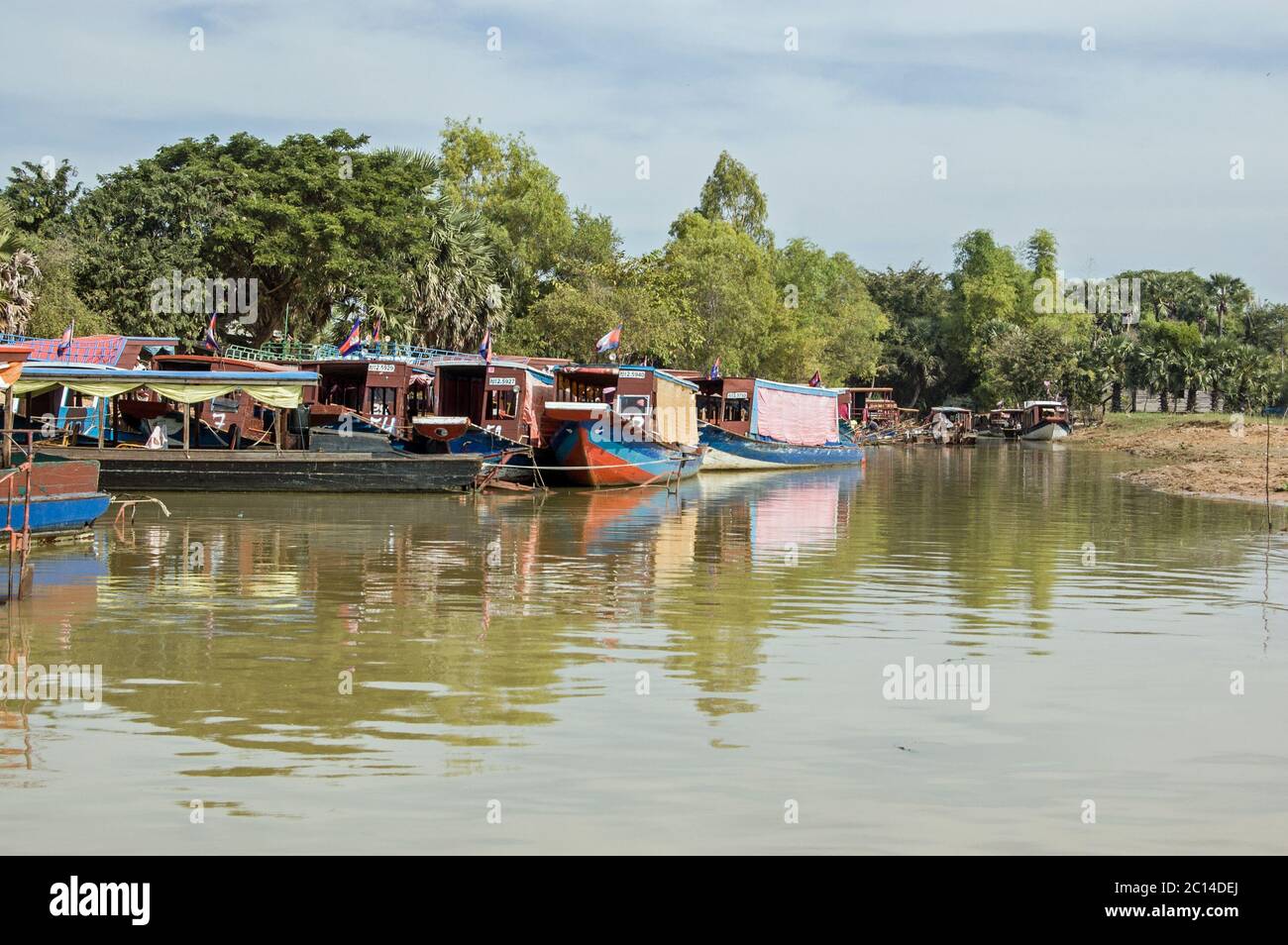 Kompong Phluk, Cambodge - 4 décembre 2011 : bateaux de plaisance amarrés sur les rives du lac Tonle SAP à Kompong Phluk près de Siem Reap. Banque D'Images