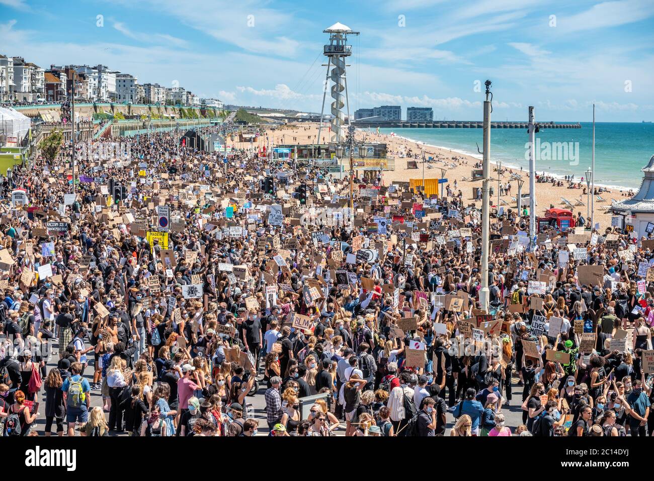 Brighton, Royaume-Uni, 13 juin 2020 : des foules sans précédent assistent au rassemblement Black Lives Matter à Brighton cet après-midi. Banque D'Images