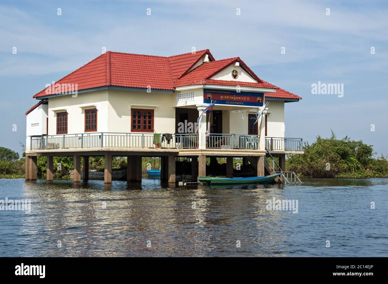 Kompong Phluk, Cambodge - 4 décembre 2011 : poste de police construit sur pilotis dans le village flottant de Kompong Phluk, dans le lac Tonle SAP du Cambodge Banque D'Images
