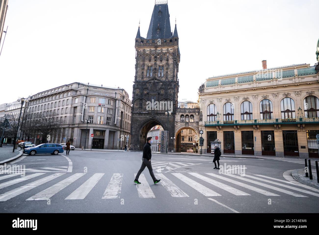 Homme avec le masque marche dans le centre historique de Prague. La vie quotidienne en Europe pendant l'épidémie de Covid-19. Banque D'Images