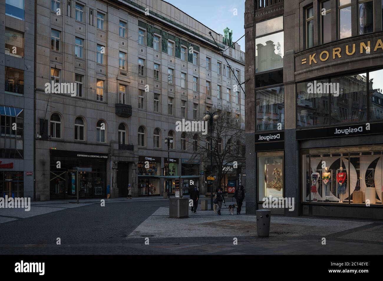 Jour de la quarantaine, rues vides de Prague pendant le coronavirus. Les citadins portant un masque facial. Banque D'Images