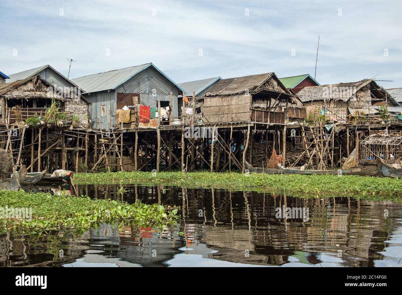 Maisons sur pilotis sur le village flottant de Kampong Phluk sur le lac Tonle SAP dans la province de Siem Reap, Cambodge. Banque D'Images
