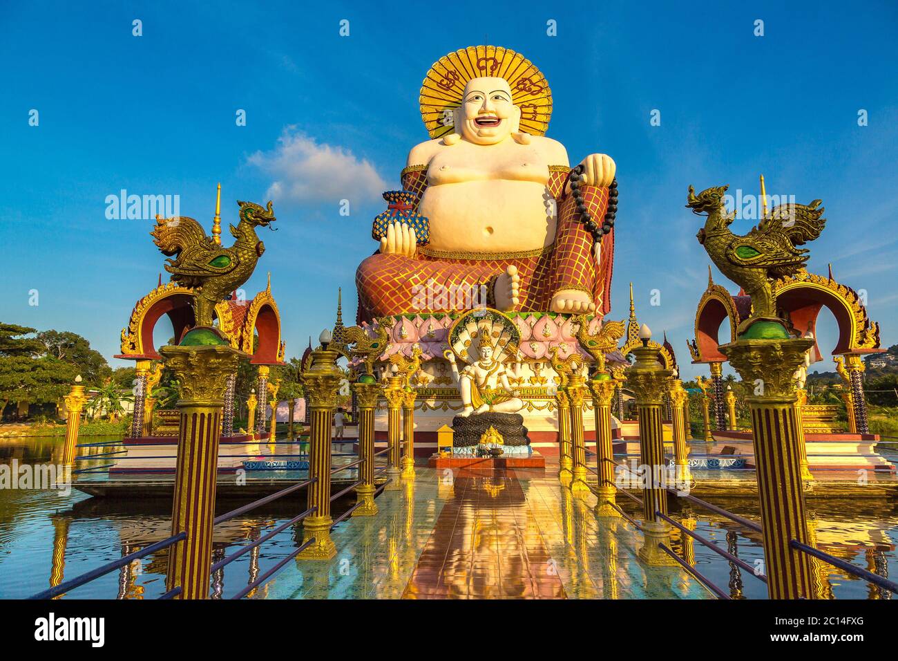 Statue de bouddha géant souriant ou heureux au temple de Wat Plai Laem, Samui, Thaïlande en été Banque D'Images