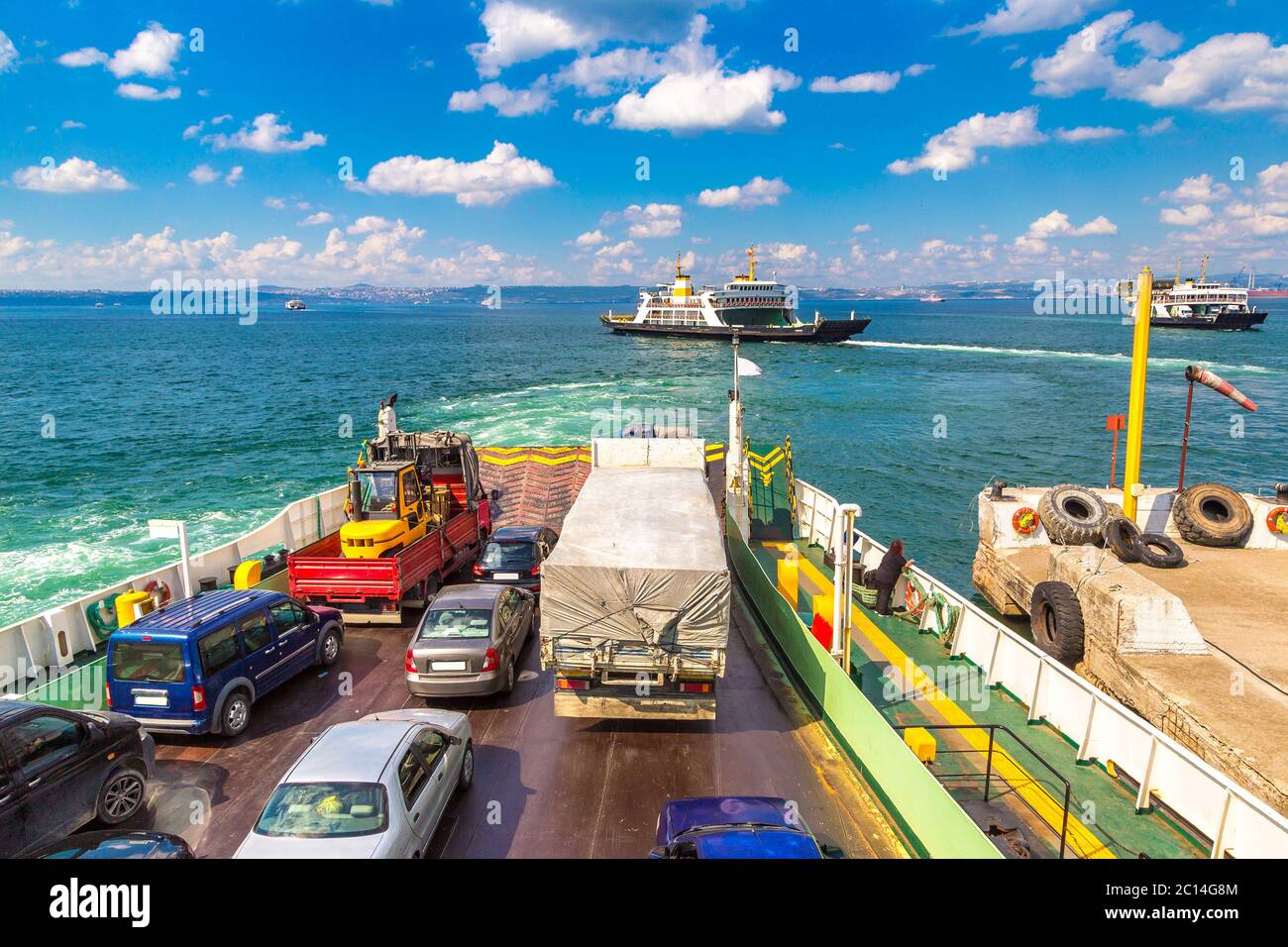 Ferry à Dardanelles détroit, Turquie dans une belle journée d'été Banque D'Images