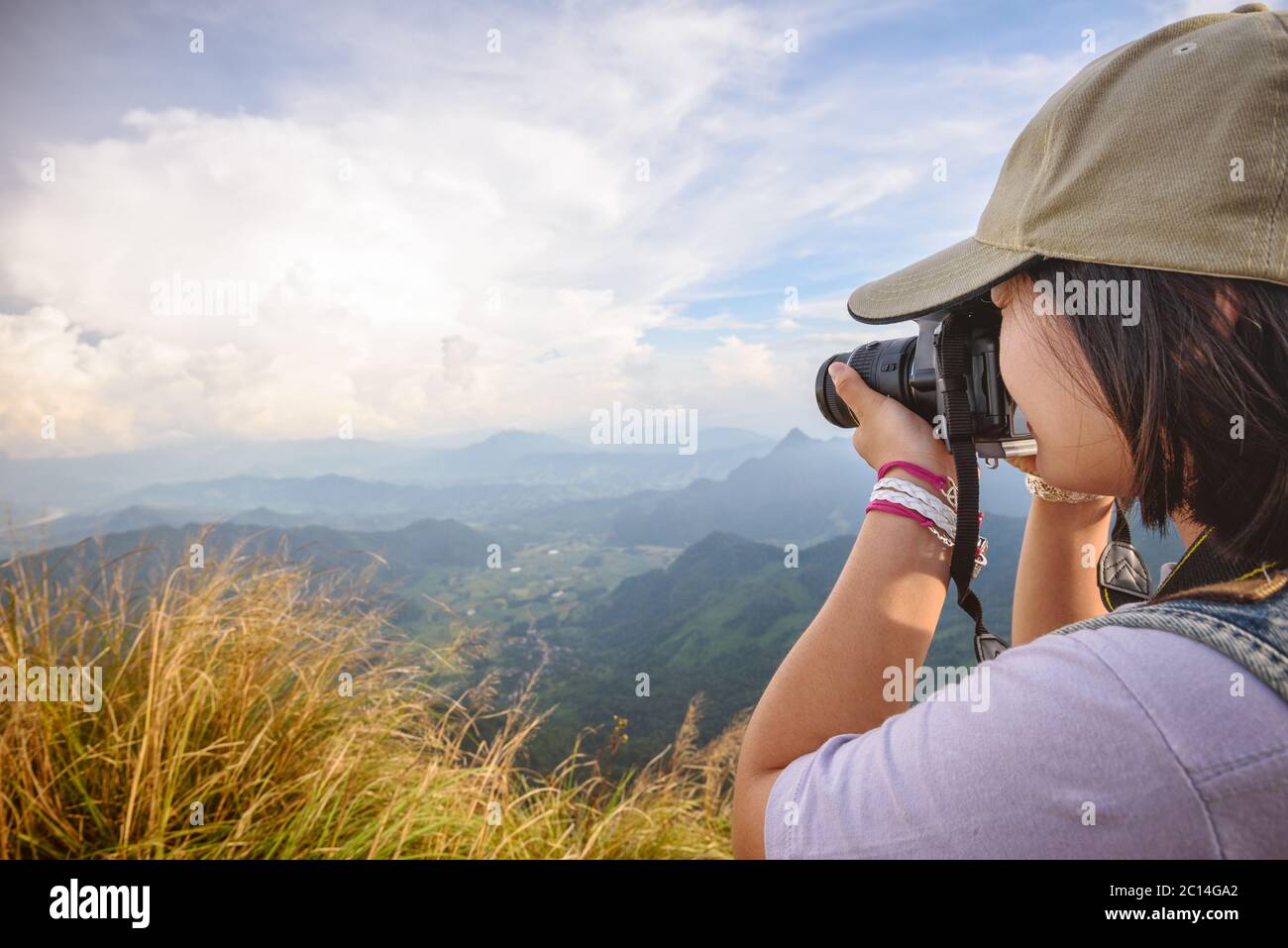 Randonneur teens girl taking photo Banque D'Images