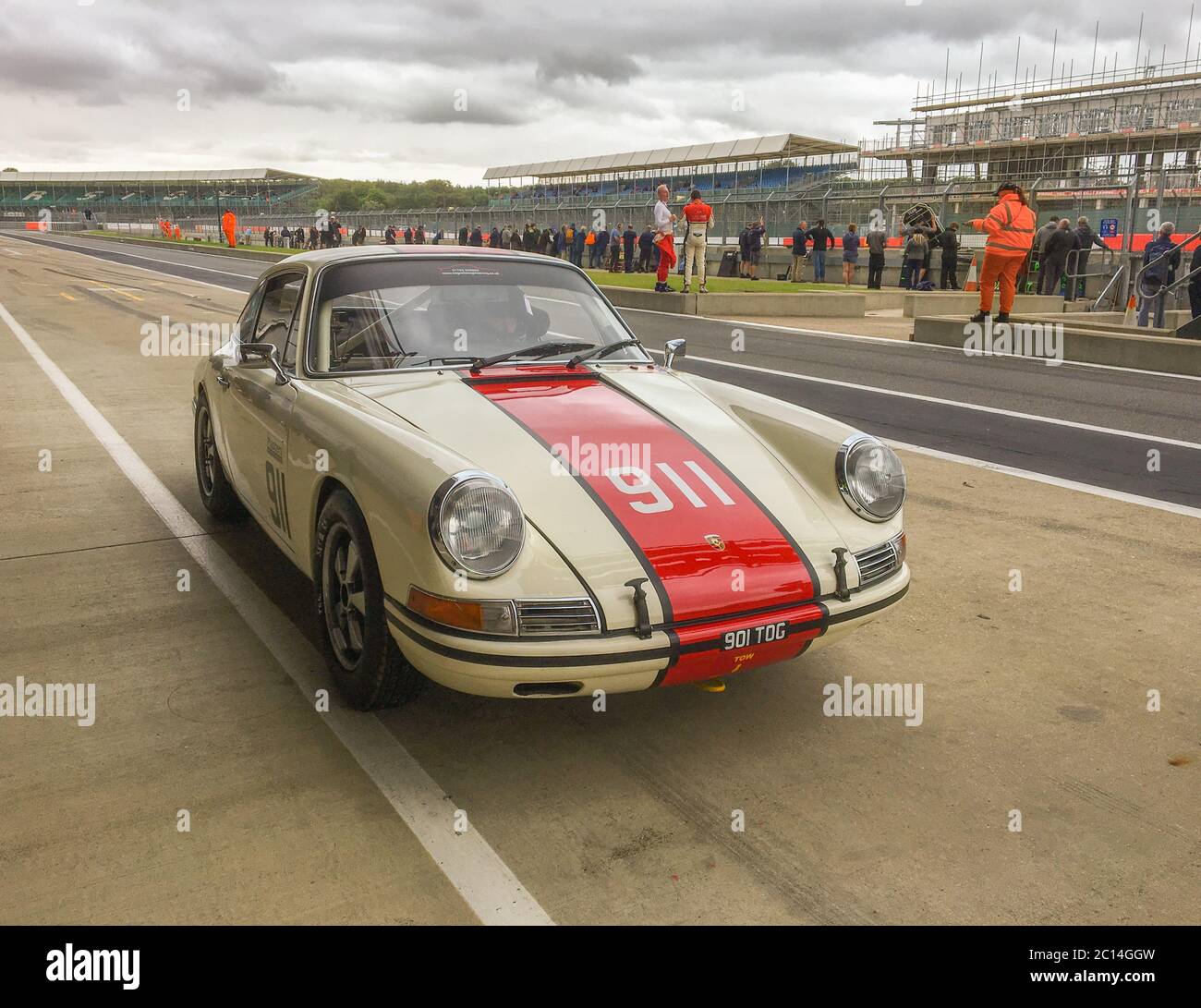 Voiture classique Porsche 911 dans la voie de la fosse au Silverstone Classic 2019. Banque D'Images
