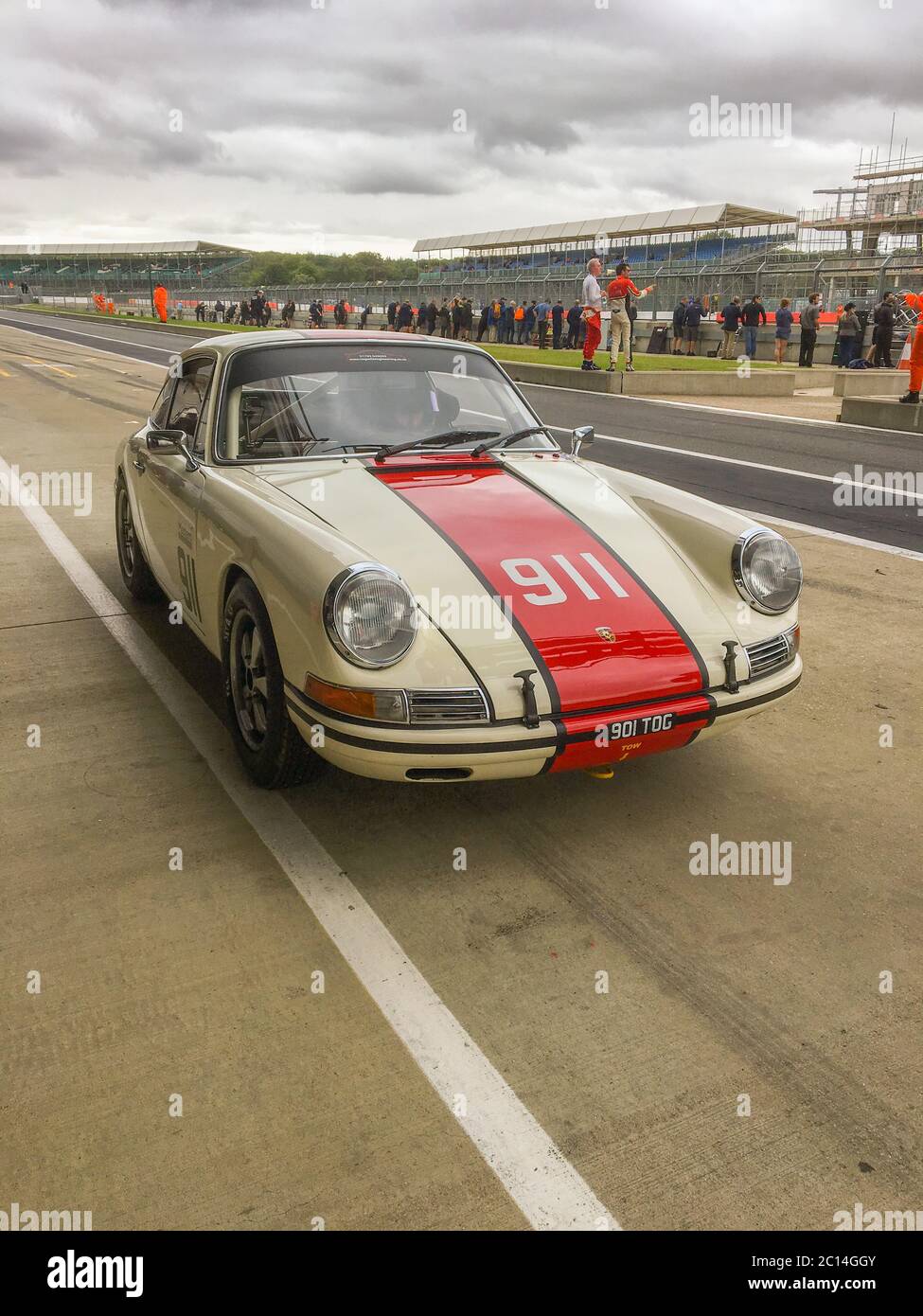Voiture classique Porsche 911 dans la voie de la fosse au Silverstone Classic 2019. Banque D'Images