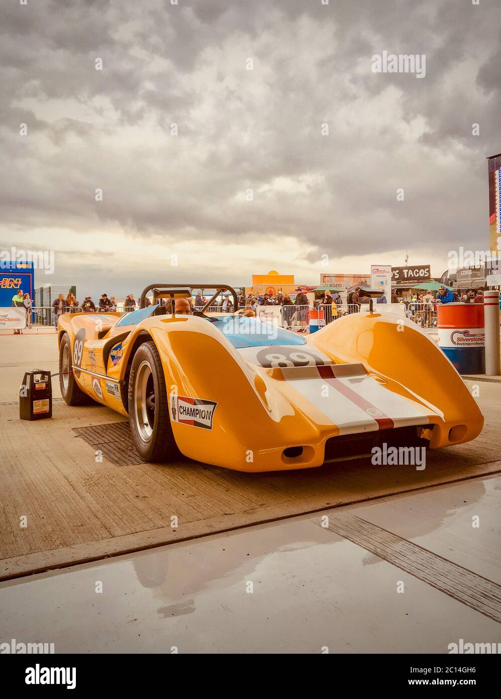 McLaren M6B 1967-1972 dans les fosses du Silverstone Classic 2019. Ciel Moody. Portrait. Banque D'Images