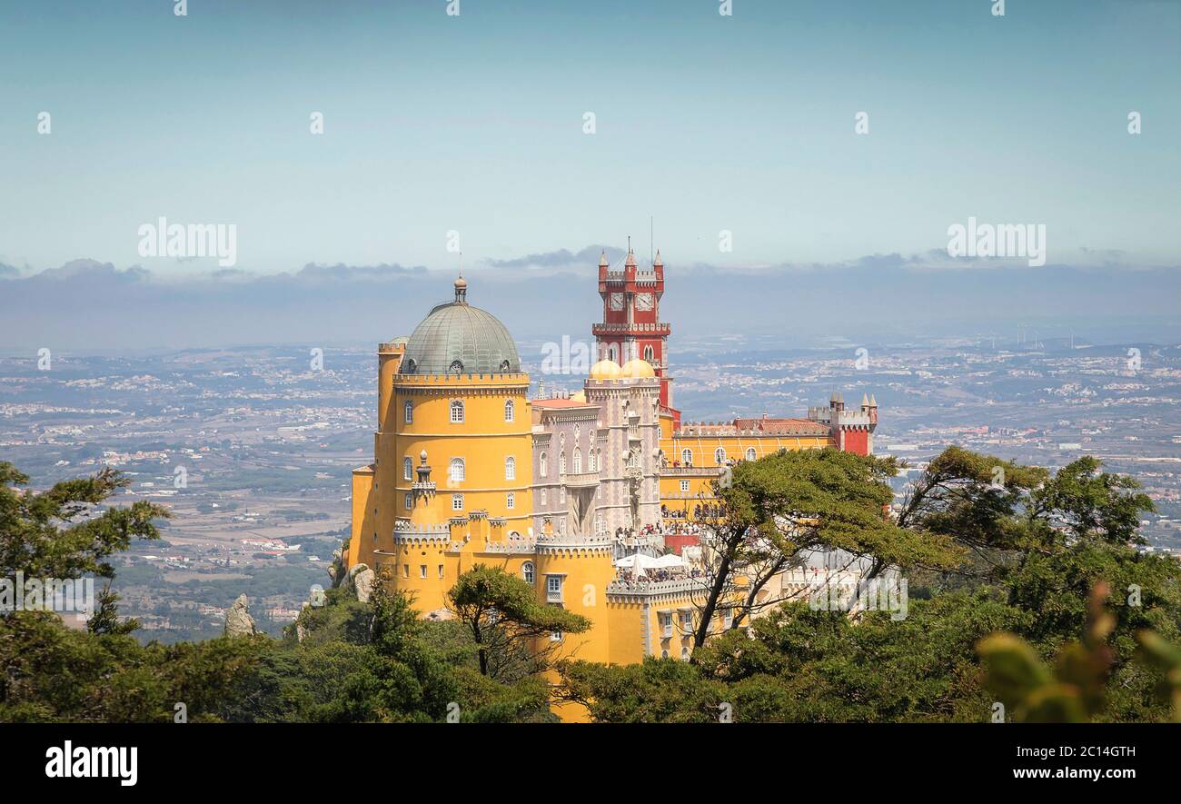 Pena Palace - le château se trouve au sommet d'une colline dans les montagnes de Sintra et, par temps clair, il est facilement visible depuis Lisbonne. Banque D'Images