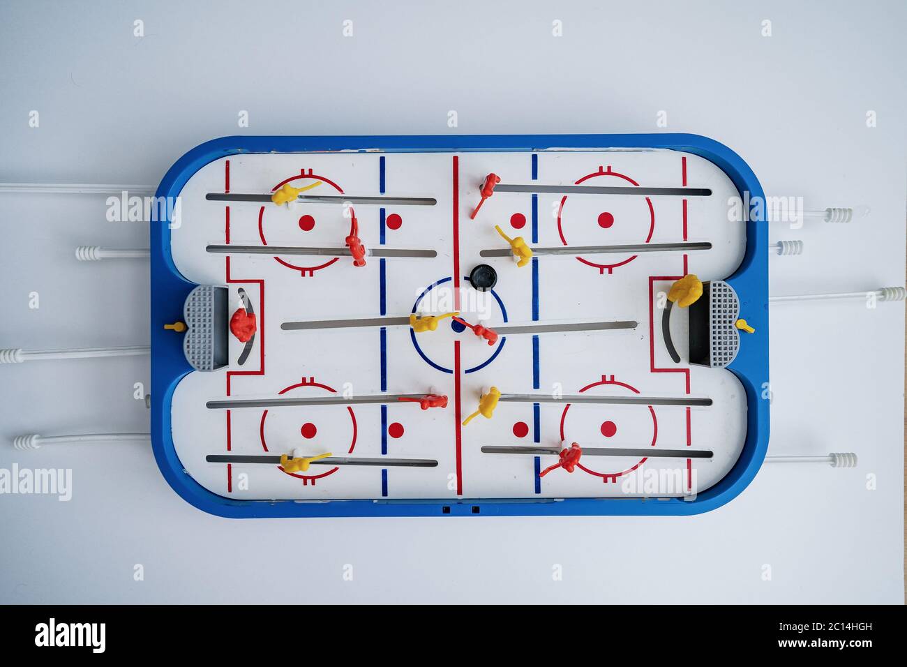Vue de dessus de la mini table de hockey sur glace. Le concept de divertissement et d'attirer les gens vers le sport et les modes de vie actifs. Accueil divertissement quarantaine Banque D'Images