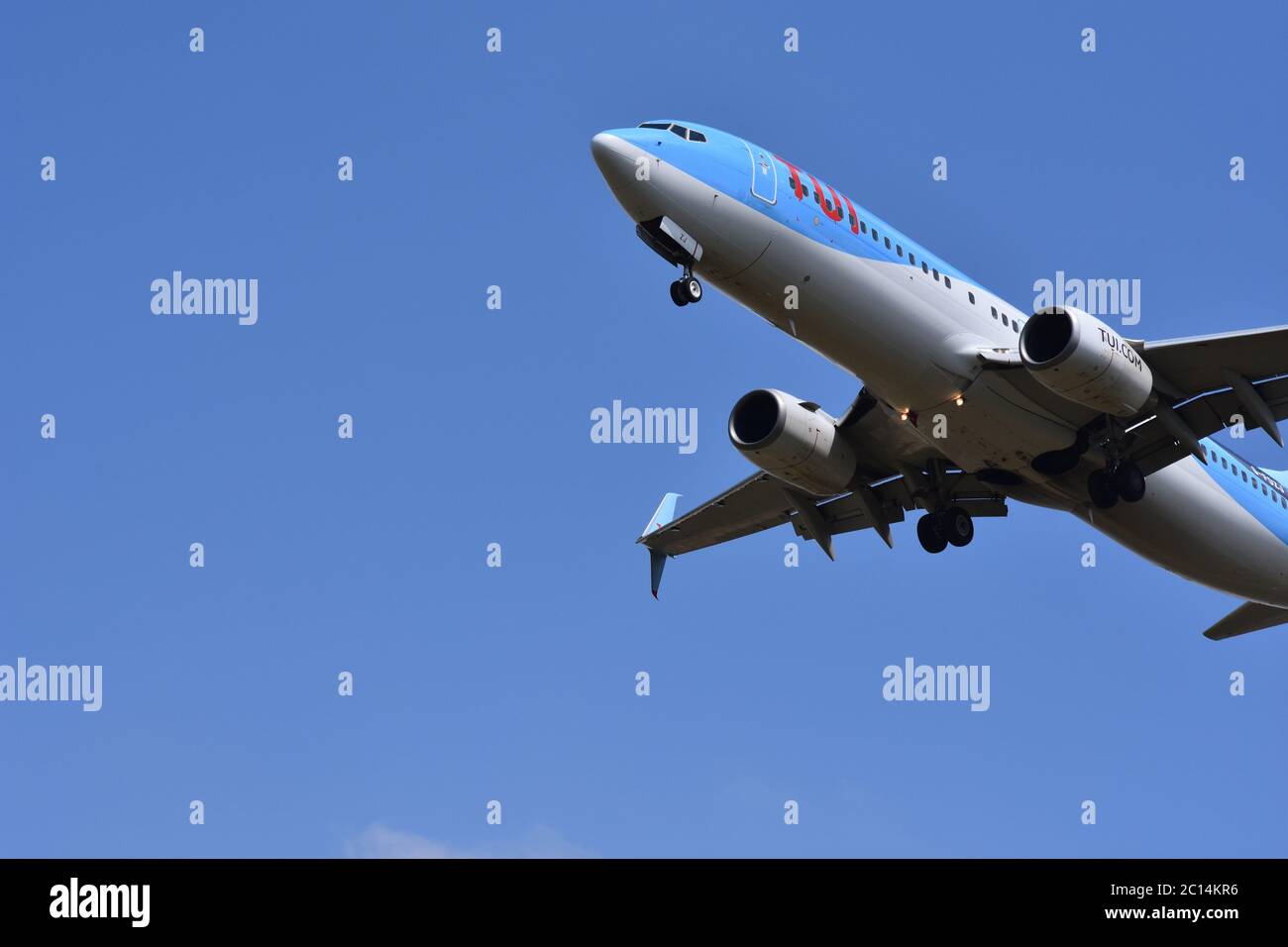 Un avion TUI dans le ciel à l'aéroport international de Bristol, Royaume-Uni - avec un fond bleu magnifique (26 juillet 2018) Banque D'Images