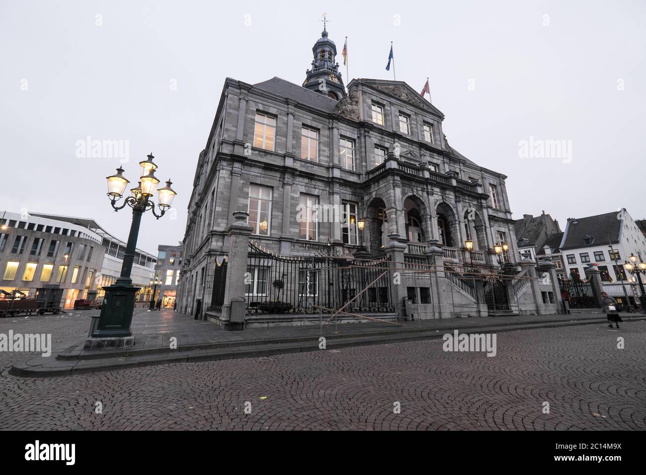 L'hôtel de ville de Maastricht avec des lumières allumées en début de soirée sur la Markt dans le centre de Maastricht Banque D'Images