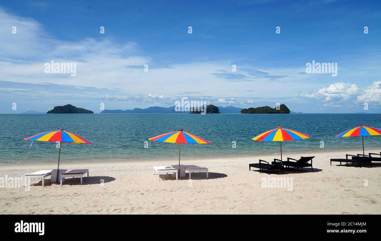 Parasols colorés sur une plage de rêve de Langkawi, Malaisie Banque D'Images