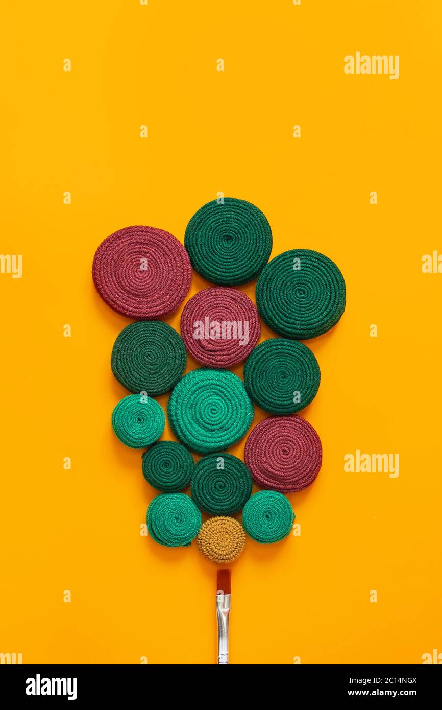 Peignez le pinceau et les rouleaux de bandes de tissu sur un fond orange. Les bandes en tissu sont faites de vieilles usure. Le concept de la mise à niveau et de zéro des déchets. Banque D'Images