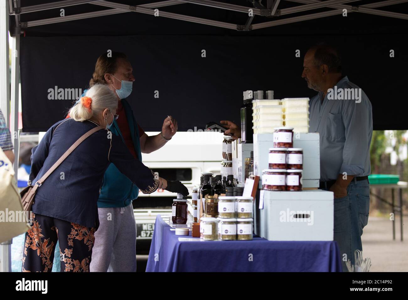 Londres, Royaume-Uni. 14 juin 2020. Les porteurs de poussettes ont installé un magasin à Chiswick au retour du marché alimentaire du dimanche. Les recettes du premier mois sont remises au Club de petit-déjeuner de l’école Chiswick. Crédit : Liam Asman/Alay Live News Banque D'Images