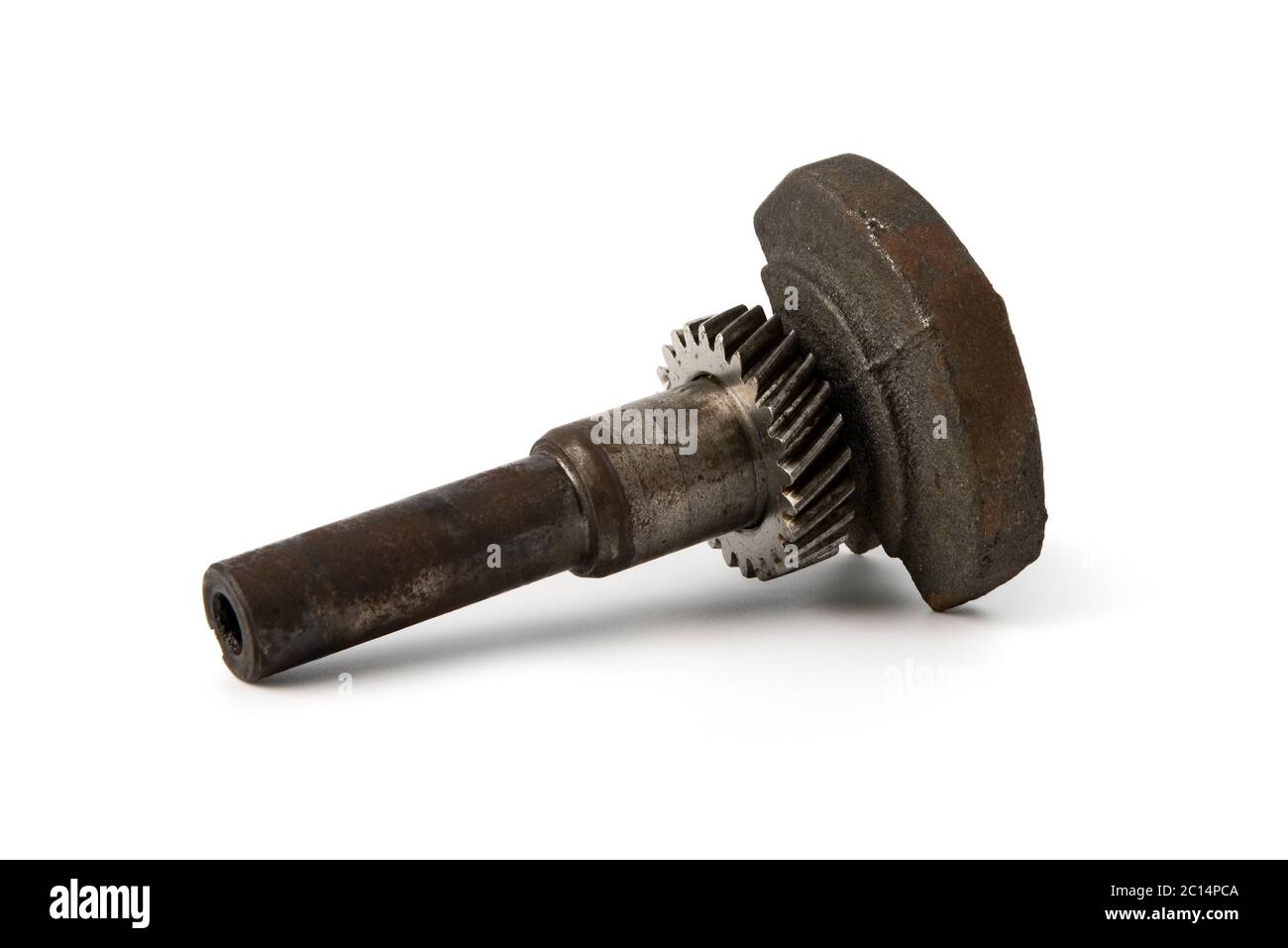 Roues métalliques anciennes isolées sur fond blanc. Banque D'Images