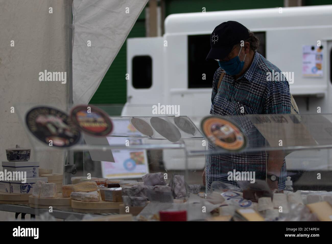 Londres, Royaume-Uni. 14 juin 2020. Les porteurs de poussettes ont installé un magasin à Chiswick au retour du marché alimentaire du dimanche. Les recettes du premier mois sont remises au Club de petit-déjeuner de l’école Chiswick. Crédit : Liam Asman/Alay Live News Banque D'Images