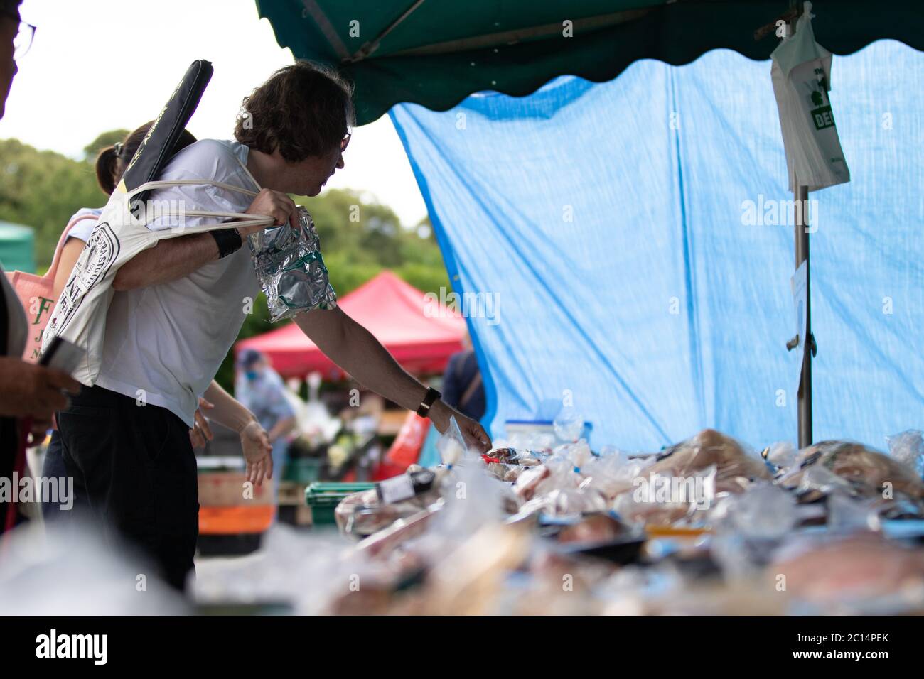 Londres, Royaume-Uni. 14 juin 2020. Les porteurs de poussettes ont installé un magasin à Chiswick au retour du marché alimentaire du dimanche. Les recettes du premier mois sont remises au Club de petit-déjeuner de l’école Chiswick. Crédit : Liam Asman/Alay Live News Banque D'Images