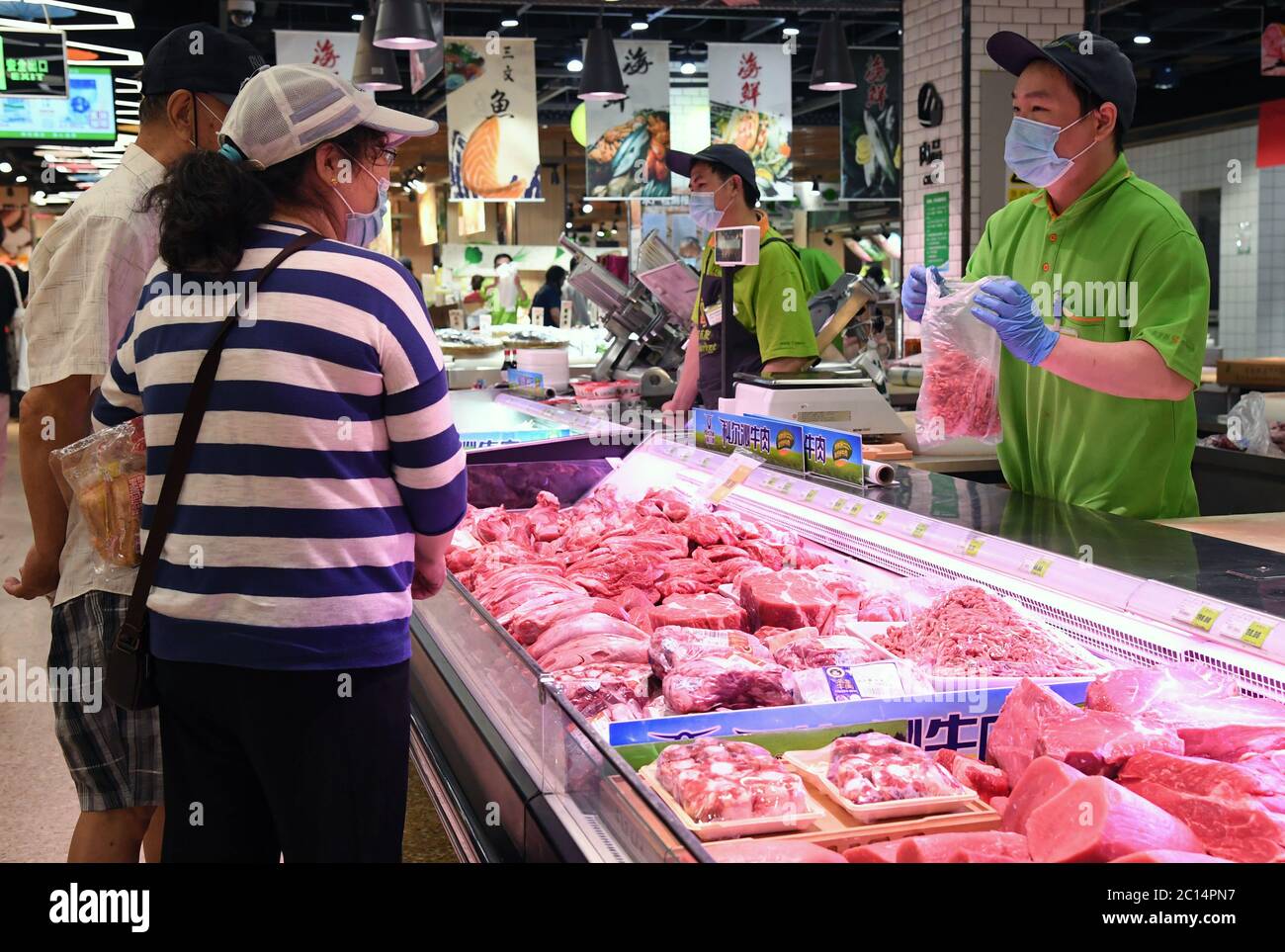Pékin, Chine. 14 juin 2020. Les clients achètent de la viande dans une succursale de supermarché Chaoshifa dans le district de Haidian à Beijing, capitale de la Chine, le 14 juin 2020. Chaoshifa, une chaîne de supermarchés, a réussi à assurer un approvisionnement direct et adéquat en légumes et fruits des bases de production autour de Beijing, suite à la suspension temporaire du marché de gros de Xinfadi samedi dans la capitale. Crédit: REN Chao/Xinhua/Alay Live News Banque D'Images Pékin, Chine. 14 juin 2020. Les clients achètent de la viande dans une succursale de supermarché Chaoshifa dans le district de Haidian à Beijing, capitale de la Chine, le 14 juin 2020. Chaoshifa, une chaîne de supermarchés, a réussi à assurer un approvisionnement direct et adéquat en légumes et fruits des bases de production autour de Beijing, suite à la suspension temporaire du marché de gros de Xinfadi samedi dans la capitale. Crédit: REN Chao/Xinhua/Alay Live News Banque D'Images