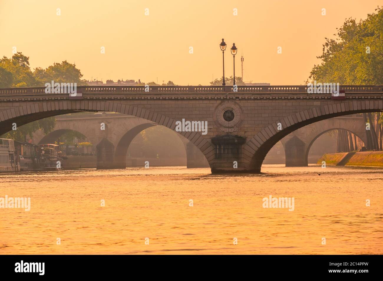 France. Ponts en pierre sur la Seine à Paris avant le coucher du soleil Banque D'Images