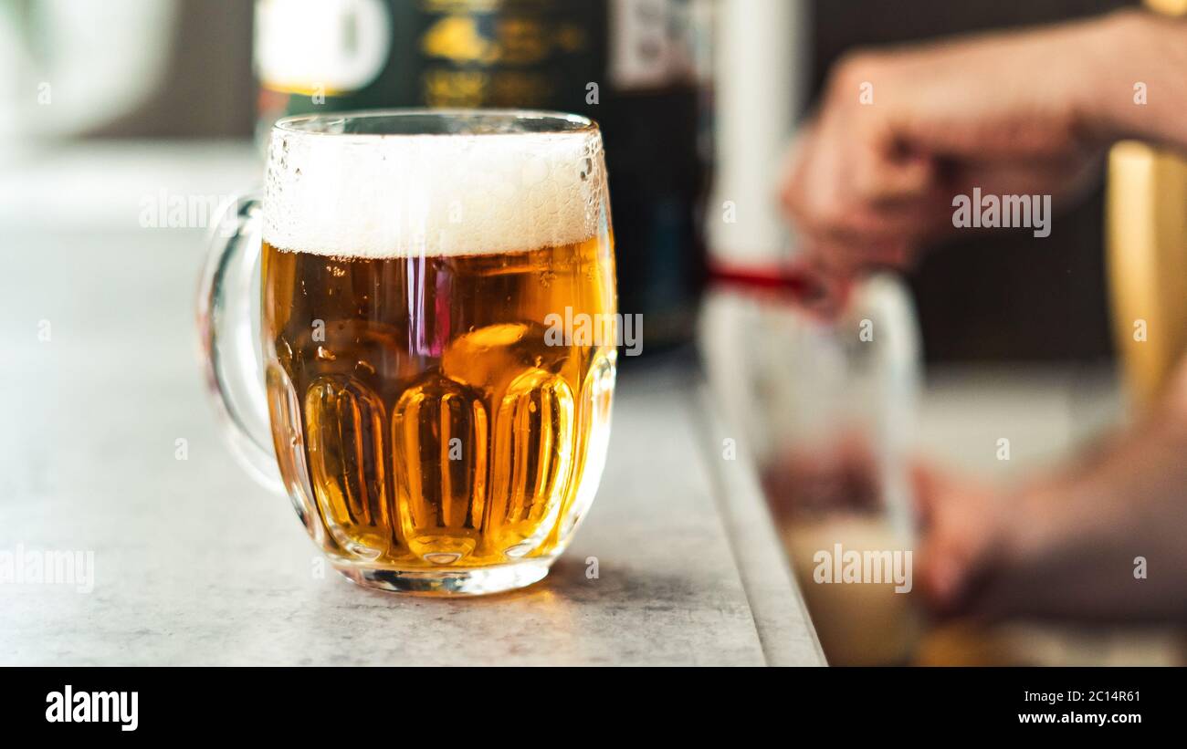 Verre de bière maison sur table. Bière pendant la quarantaine. Arrêter le coronavirus Banque D'Images