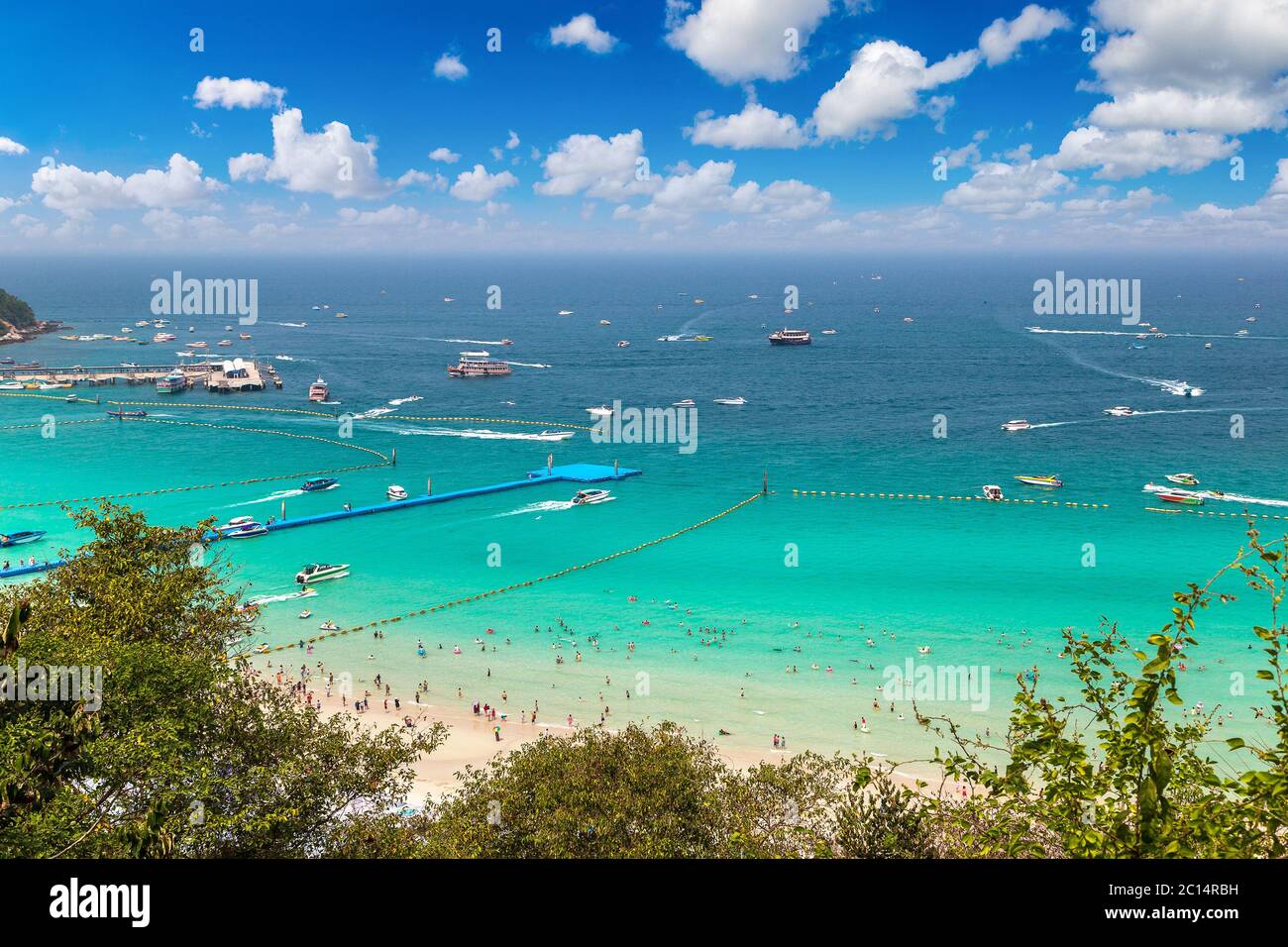 Vue panoramique aérienne de l'île de Koh LAN, Thaïlande en été Banque D'Images