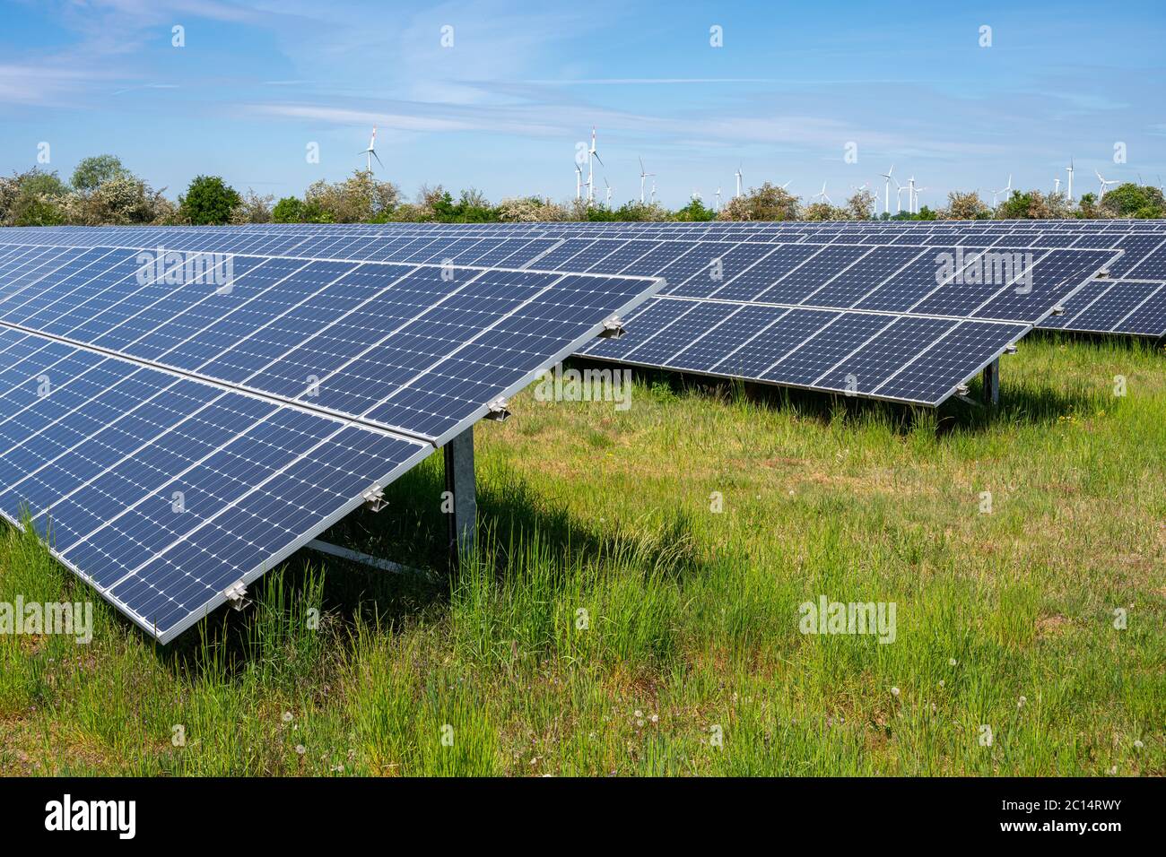 Panneaux d'énergie solaire avec éoliennes dans le dos vu en Allemagne Banque D'Images