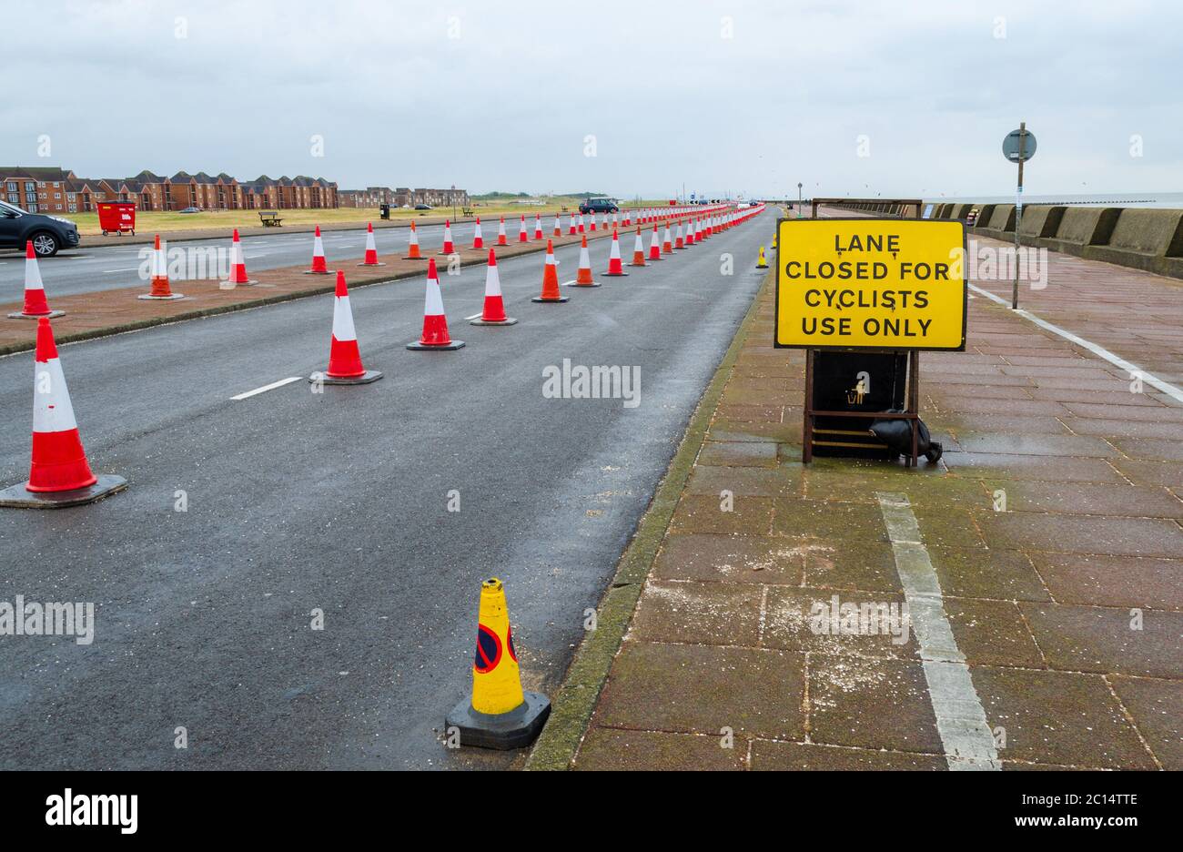 New Brighton, Royaume-Uni: 11 juin 2020: Une voie de la promenade à deux voies de New Brighton a été fermée à l'aide de cônes de signalisation. Ceci permet de prendre des socia Banque D'Images