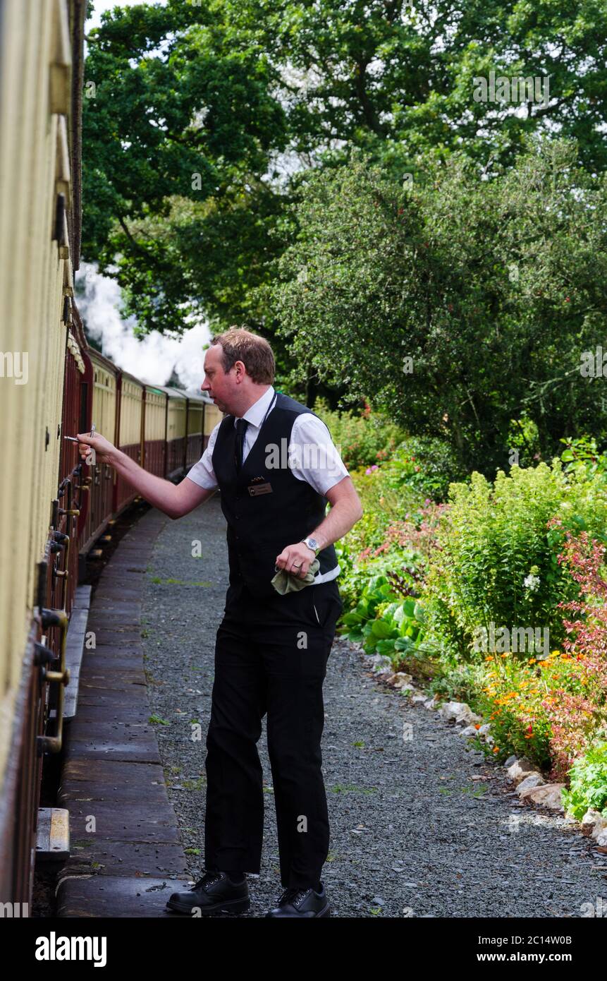 Ffestiniog, pays de Galles du Nord, Royaume-Uni: 14 septembre 2017: Les travailleurs du chemin de fer à voie étroite Ffestiniog effectuent des tâches pendant que leur train à vapeur attend dans une gare Banque D'Images