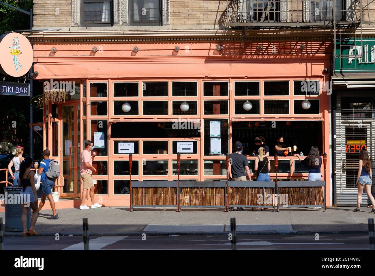 Les personnes qui ont des boissons à emporter à aller au Tiki Chick dans l'Upper West Side de Manhattan, New York. 29 mai 2020. Banque D'Images