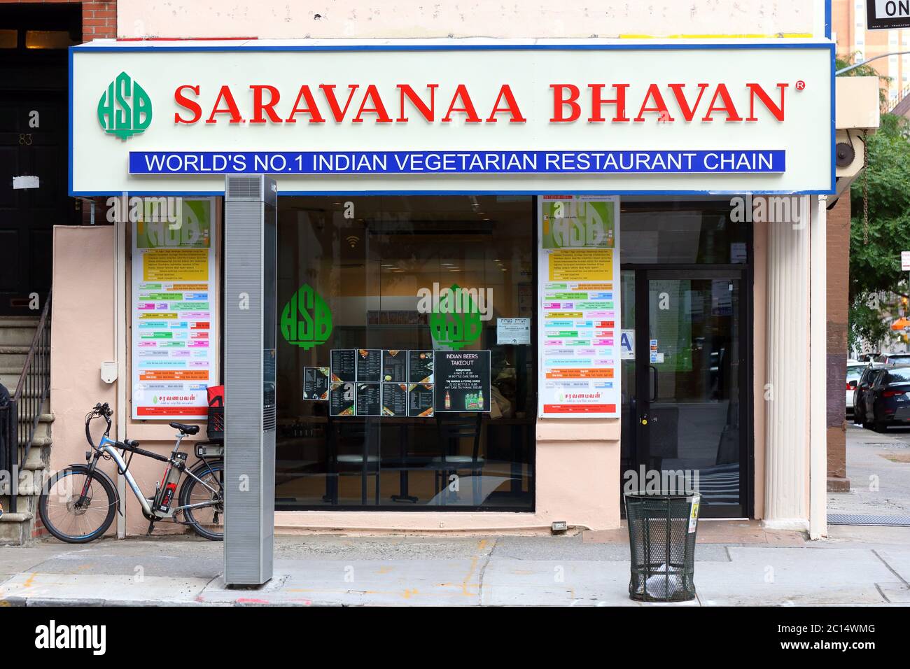 Saravana Bhavan, 81 Lexington Ave, New York, NY. Façade extérieure d'un restaurant de chaîne indienne de dosa dans le quartier de Curry Hill de Manhattan. Banque D'Images