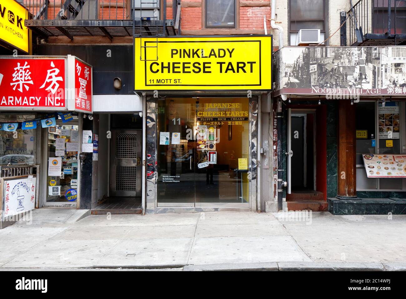 PinkLady Cheese Tart, 11 Mott St, New York, NY. Façade extérieure d'une boulangerie à tarte au fromage japonais dans le quartier chinois de Manhattan. Banque D'Images