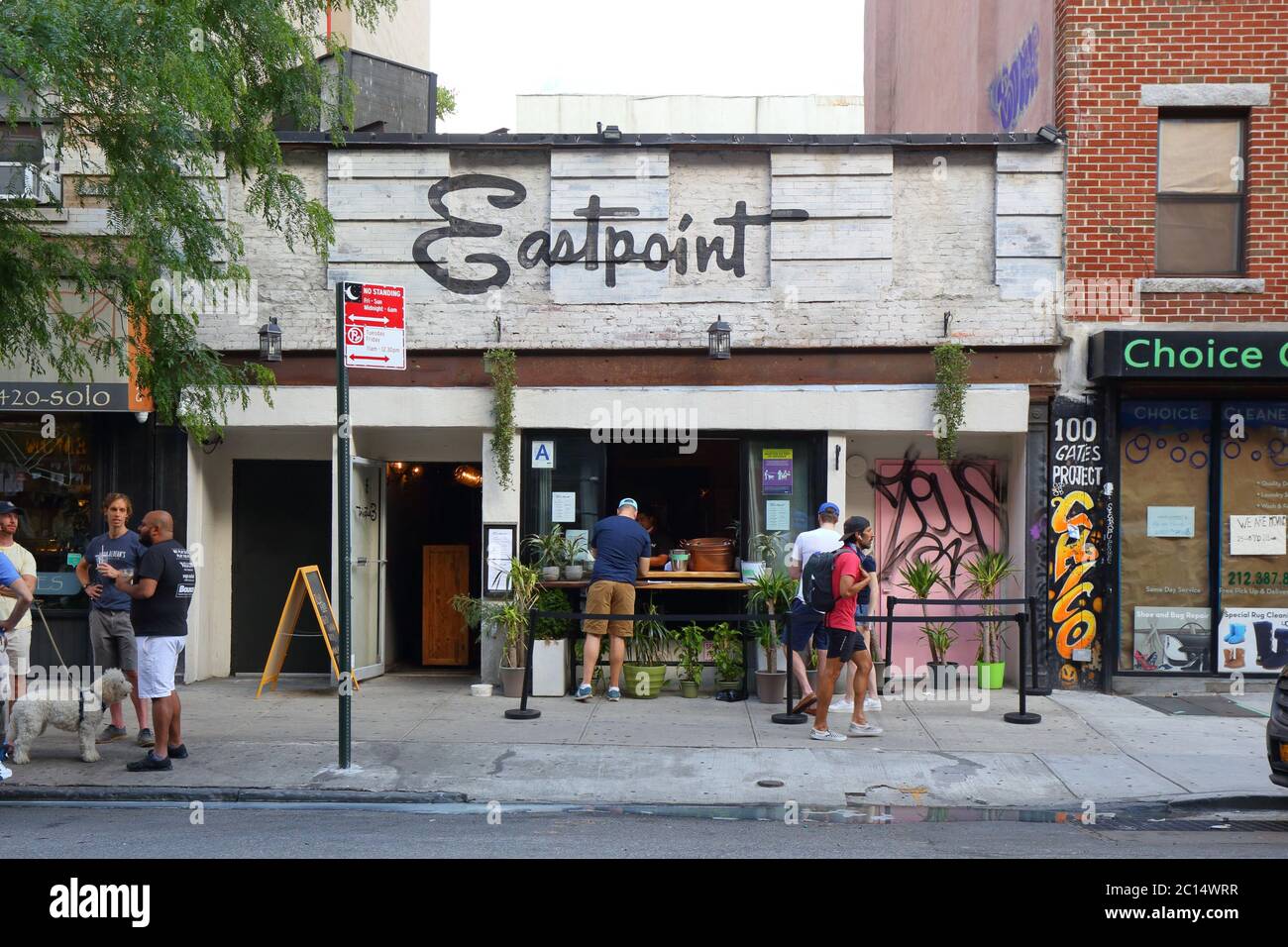 Eastpoint, 25 Avenue B, New York, NY. Façade extérieure d'un bar et grill dans le quartier East Village de Manhattan. 7 juin 2020 Banque D'Images