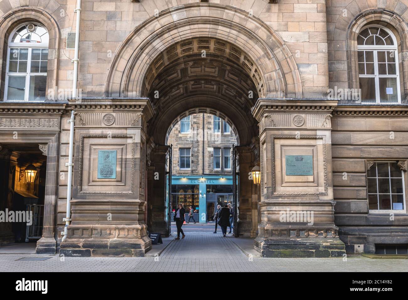 El cartel restaurant et porte d'un bâtiment de l'Université d'Édimbourg à Édimbourg, la capitale de l'Écosse, partie du Royaume-Uni Banque D'Images