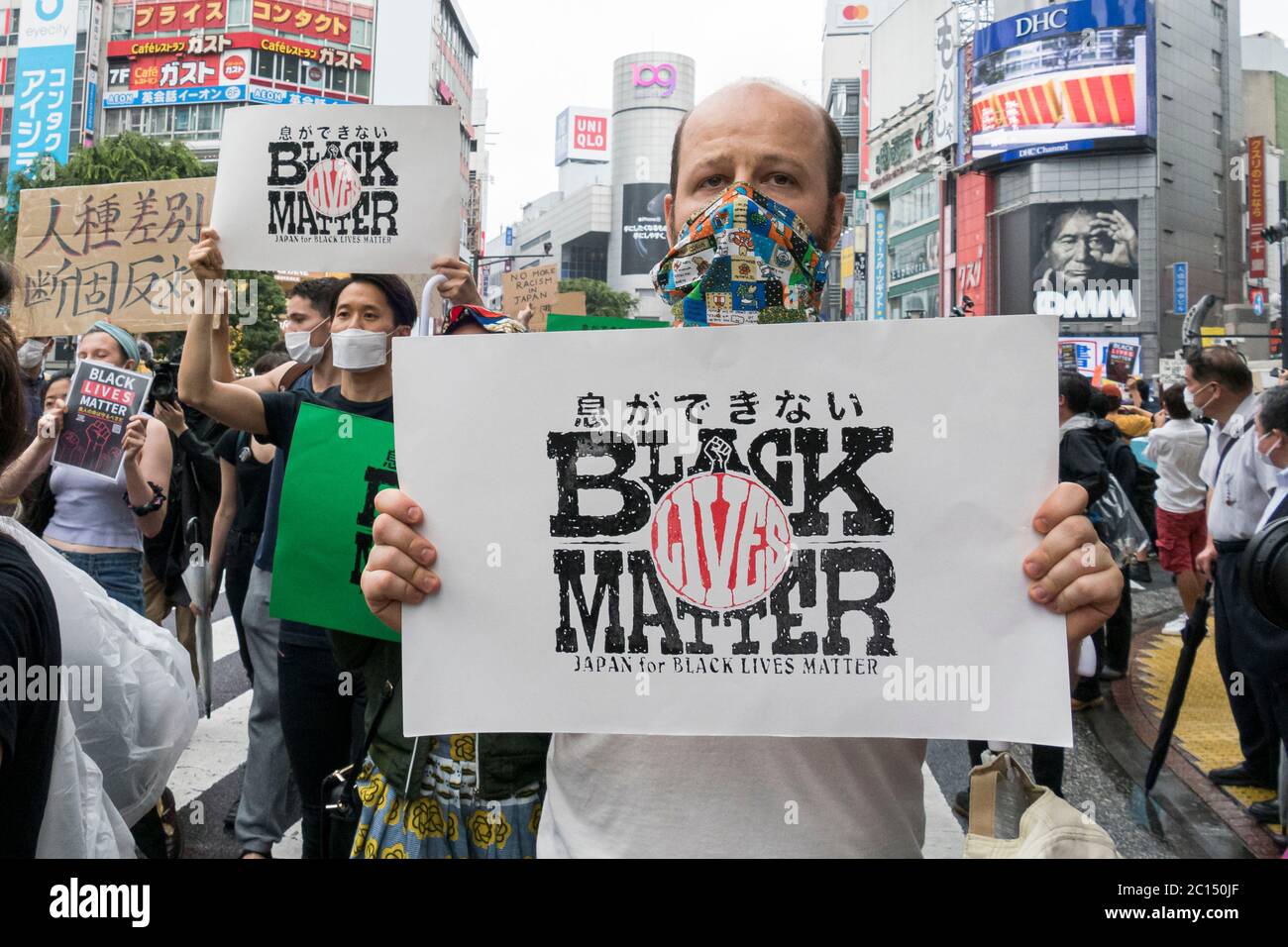 Tokyo, Japon. 14 juin 2020. Les manifestants portant un masque facial protestent contre le racisme et la violence de la police pendant la Black Lives Matter se rassemblent dans le district de Shibuya à Tokyo. Quelques centaines de manifestants ont participé à un rassemblement en réponse à la mort de George Floyd, tué par la brutalité et le racisme de la police à Minneapolis. Credit: Rodrigo Reyes Marin/ZUMA Wire/Alay Live News Banque D'Images