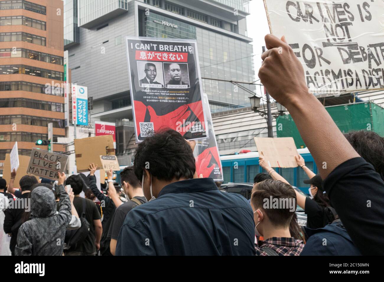 Tokyo, Japon. 14 juin 2020. Les manifestants portant un masque facial protestent contre le racisme et la violence de la police pendant la Black Lives Matter se rassemblent dans le district de Shibuya à Tokyo. Quelques centaines de manifestants ont participé à un rassemblement en réponse à la mort de George Floyd, tué par la brutalité et le racisme de la police à Minneapolis. Credit: Rodrigo Reyes Marin/ZUMA Wire/Alay Live News Banque D'Images