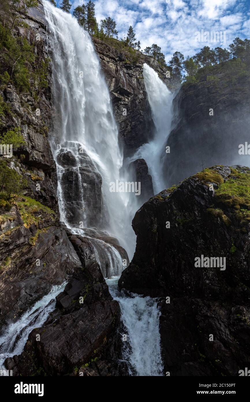 Hesjedalsfossen avec ciel bleu et eau en cascade Banque D'Images