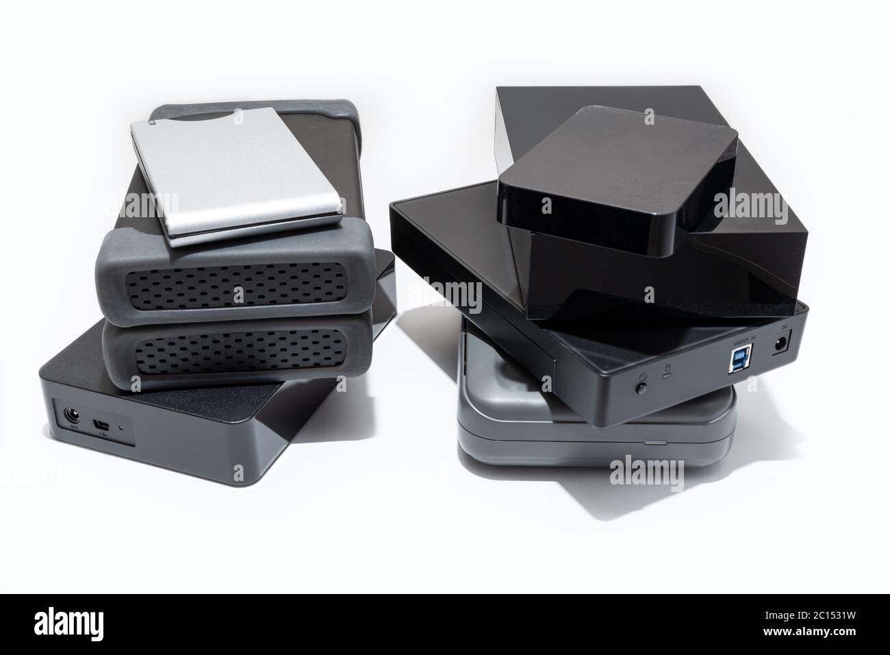 Groupe de disques durs externes isolés sur fond blanc. Concept de stockage des données Banque D'Images