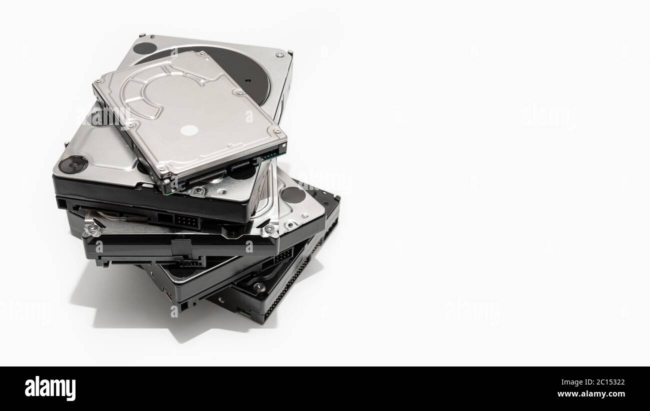 Pile de disque dur isolée sur fond blanc. Stockage de données matérielles. Copier l'espace Banque D'Images